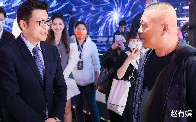 郭德纲|郭德纲亮相央视，因频繁看提词器引质疑：老郭不背台词，是飘了吗