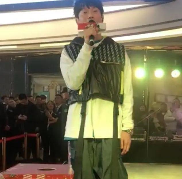 张栋梁|他曾是情歌王子，爆红后退圈留学，如今黑瘦认不出