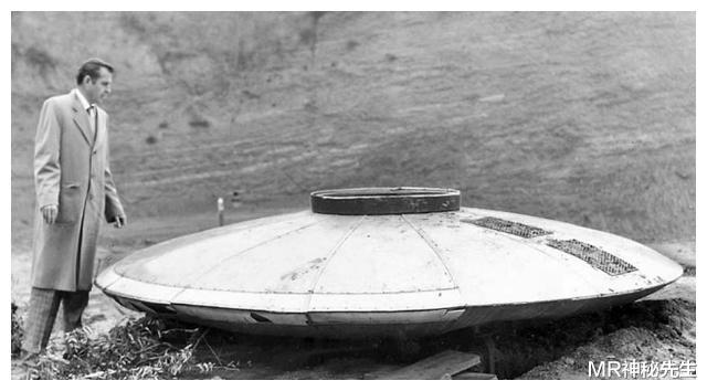 UFO 1967年英国小镇捕获UFO,工程师拆卸时,舔了飞碟中的液体(上)