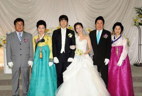 我独坐小窗一盏清茶 穿婆婆的睡衣,躺在公公腿上,难怪刘荷娜老公在家装隐形摄像头!