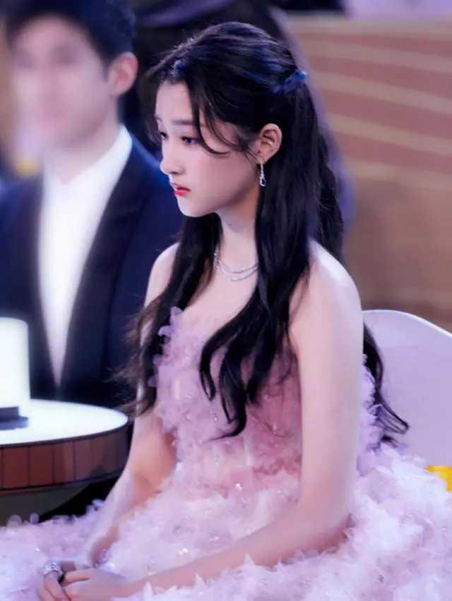 关晓彤|24岁关晓彤生图被曝：高颜值引保安齐刷刷侧目，与胖妹对比太鲜明