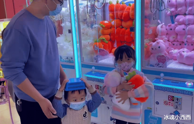 奇奇|姚威带妻子外出逛街：奇奇悦悦撒娇要抓娃娃，他发挥超出大家想象