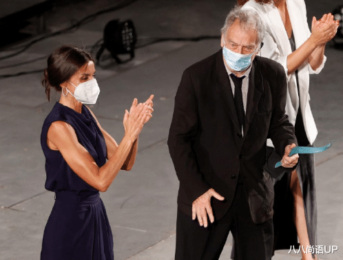 八八尚语UP|莱蒂齐亚出席电影节,堆堆领口连衣裙很出众,俩公主不在独自美丽