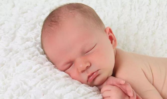 小雪妈妈育儿|娃出生后能不能马上晒娃报喜？老人建议“瞒生”，还是很有道理的