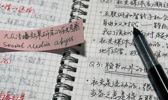 校花|中传校花冯琳因领诵走红，不仅人长得漂亮，写的字体也备受欢迎