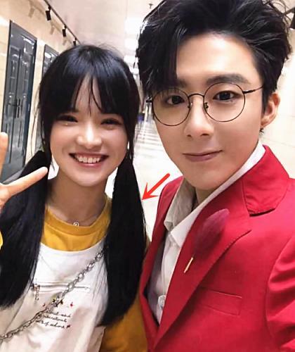 美颜|网红七阿姨直播卸妆自证47岁，毛孔很大有痘印，粉丝调侃以为74