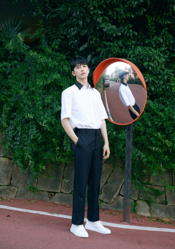 大时尚大观点|许魏洲掀起男星内卷?穿学生装秀少年感,黄景瑜比都没法比