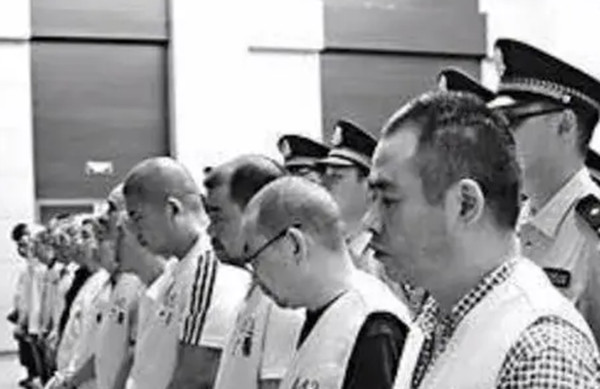 为了一个红窝子,两伙黑社会火拼,造成重大伤亡