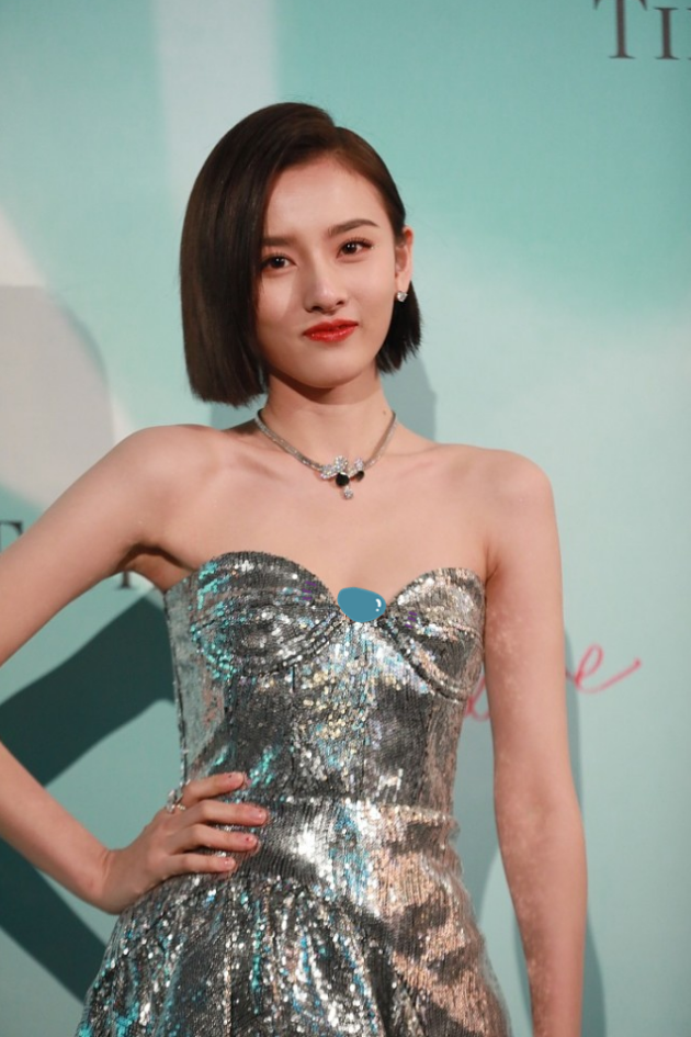 穿衣搭配|宋祖儿虽年纪小但气场挺足，穿亮片裙配红唇好霸气，不像98年的人