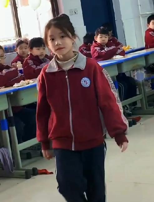女孩|小学女生火了，高颜值堪比偶像女主，网友：简直是缩小版娜扎