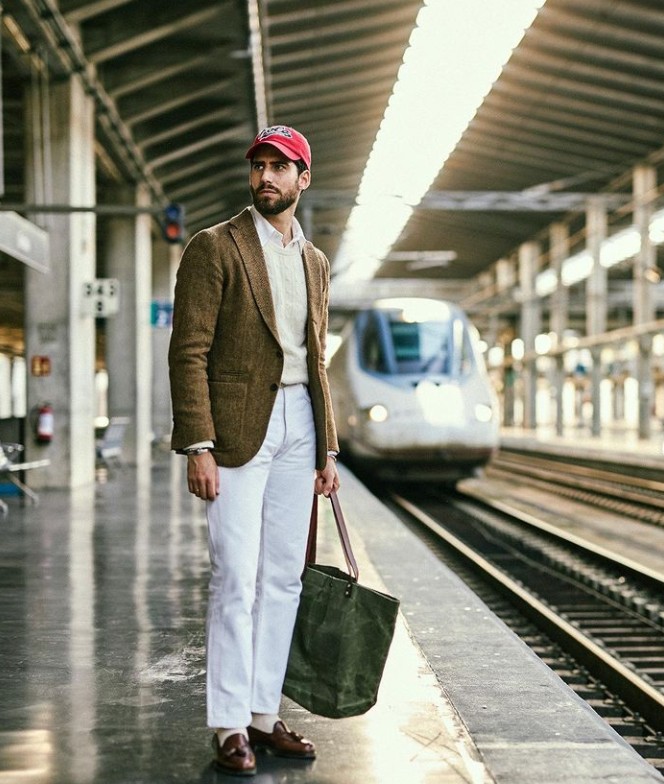 男士穿衣搭配杂志 男人裤子不要乱选,秋冬要备上一条白裤子,搭配西装、大衣都很帅