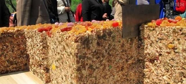 辰仔 翻版切糕？河南小伙碰掉烤馕，被摊主逼着全买光：他桌面都是斜的