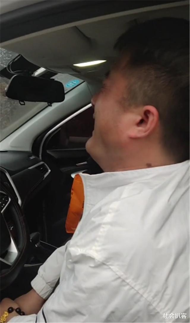 社会扒客 安徽：清明回家扫墓，见父亲孤伶令站在门口，男子在车里号啕大哭