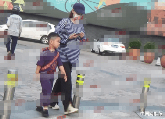 李小萌|李小萌挺孕肚带4岁儿子玩耍，儿子性格活泼，五官很像爸爸