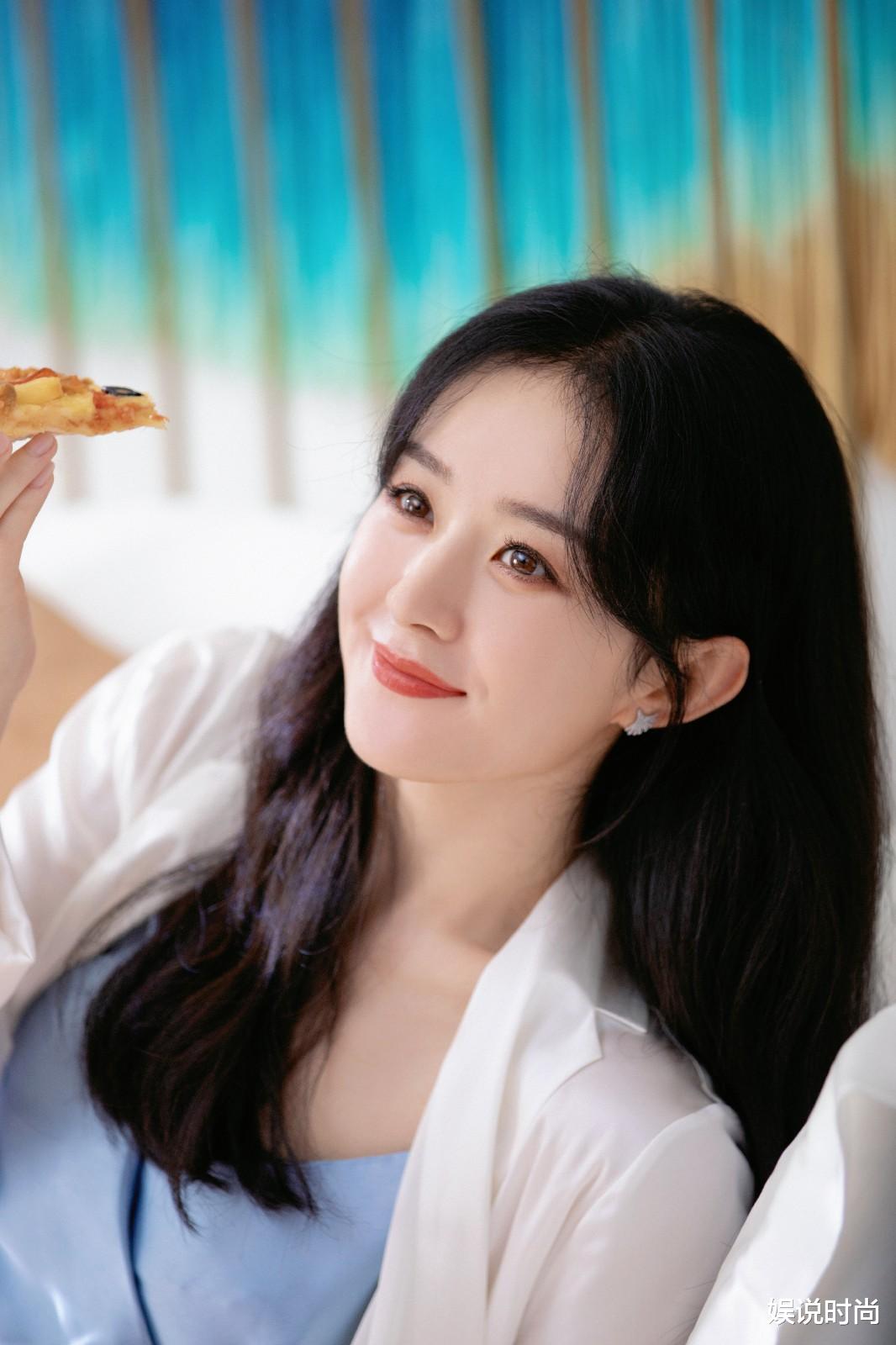 赵丽颖|赵丽颖新年首秀好有治愈感！穿搭色彩看出技巧，幸福神态溢出来