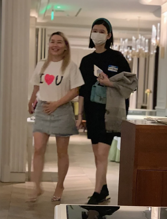 莫妮卡·贝鲁奇|网友高档餐厅偶遇奚梦瑶，怀孕8个月状态超好，孕肚不大四肢仍纤细