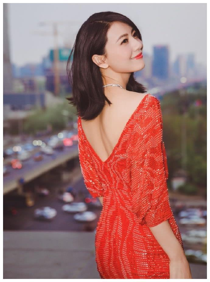 高圆圆|高圆圆越来越像贵妇，黑白礼服配大红唇有气质，就是脸看着有些僵