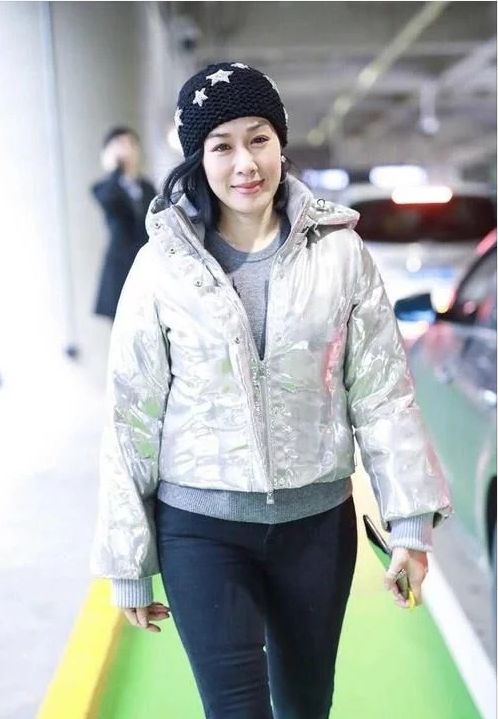 钟丽缇|钟丽缇带女儿亮相机场，穿亮片羽绒服配鲨鱼裤，比俩闺女还时髦