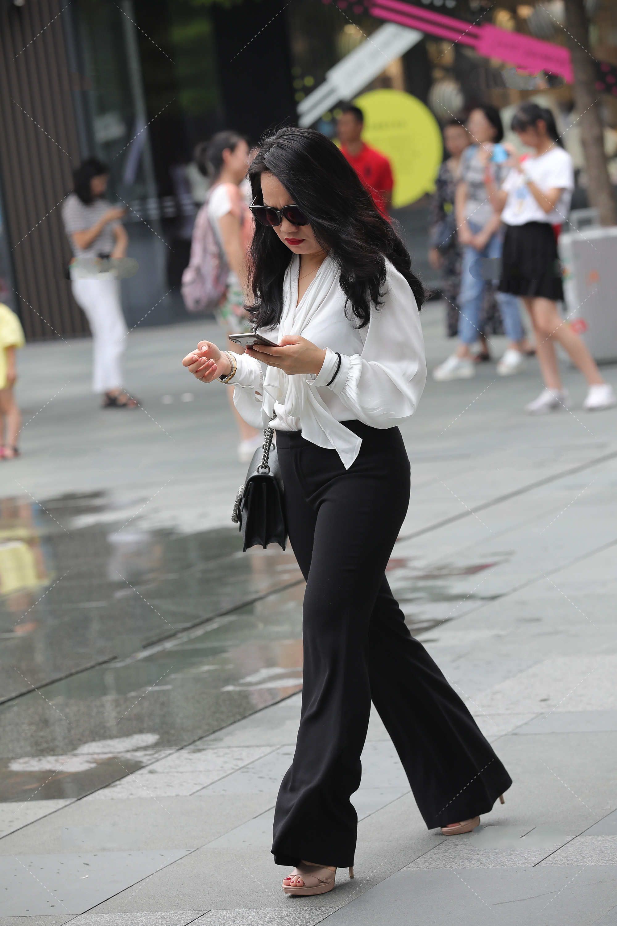 穿衣搭配|只需稍微变换白色上衣,黑白搭配就能轻松展现干练职场风格