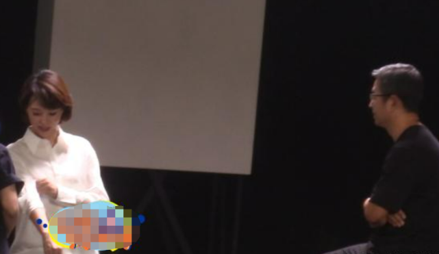 时尚风行派|董卿久违回归请来白岩松助阵！穿黑T自带央视一姐范，气质却大变