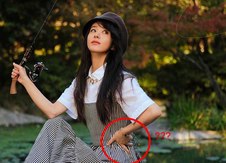 赵丽颖|双人封面，赵丽颖被李冰冰吊打！手部姿势暴露缺陷，畏缩又不自信