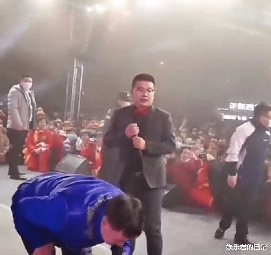 朱之文|离婚风波后大衣哥首次商演，弯腰鞠躬真诚致谢，脚步蹒跚引人担忧