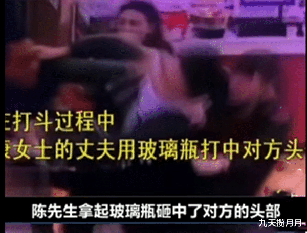 九天揽月月 青年男子当丈夫面搭讪妻子，丈夫阻拦被砂锅暴砸，网友：太嚣张了！
