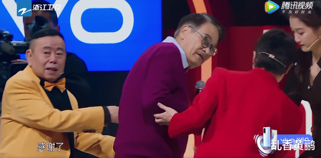 吴孟达|《王牌》花花和晓彤扶吴孟达回座,落座后,达叔的一句话让人泪目