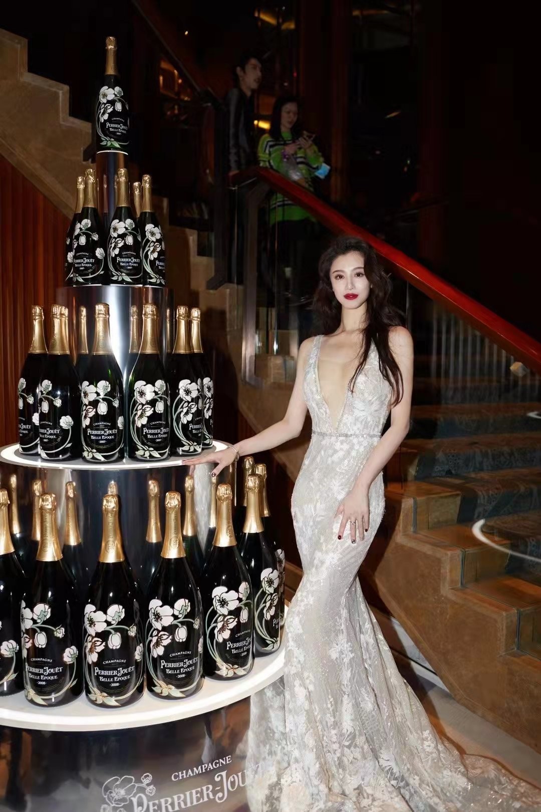 小白爱美搭 “刘翔前妻”葛天尺度放得开，穿鱼尾裙还不够，领口开到胃真妩媚
