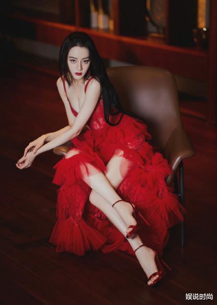 娱说时尚 迪丽热巴这身吊带镂空红裙“美丽冻人”，连网友也看不下去