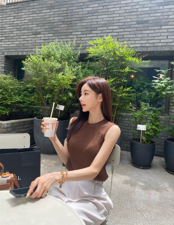 心壹穿搭|女神孙允珠高清时尚搭配:暗棕反扣桃心花慕针织无袖衫