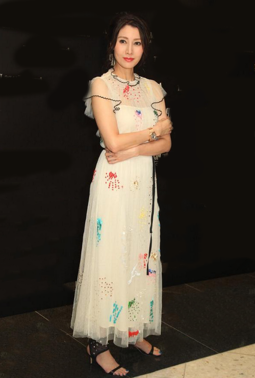 李嘉欣|李嘉欣原装五官真抗老，怼脸照也如此精致完美，大婶年纪少女气质
