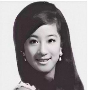 明星|72岁身家亿万的“婚纱女王”：自拍像少女，在好友合照里现了原形