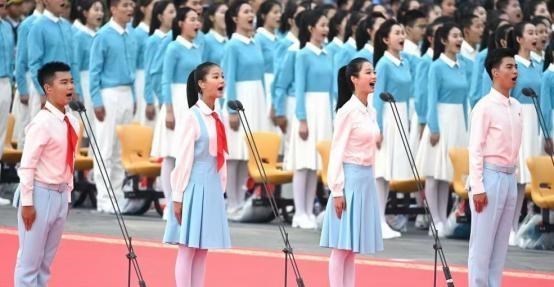 育儿心课堂|“领诵女孩”火了，笑容甜美声音洪亮，网友：这又是谁的青春？