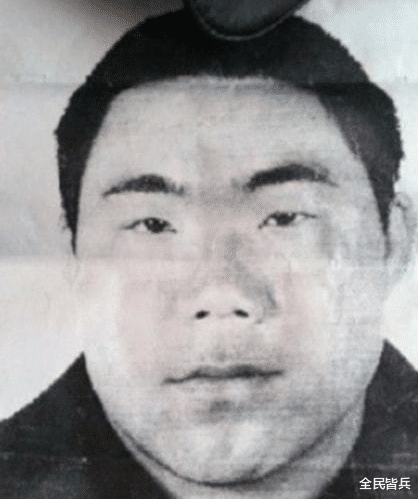 10年前,因一点生活琐事,他当场砍杀数10人,连自己妻儿也不放过
