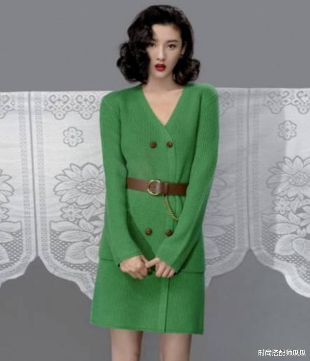 时尚搭配师瓜瓜|宋祖儿难得秀一回身材，穿真丝吊带裙勾勒曲线，性感得不像23岁