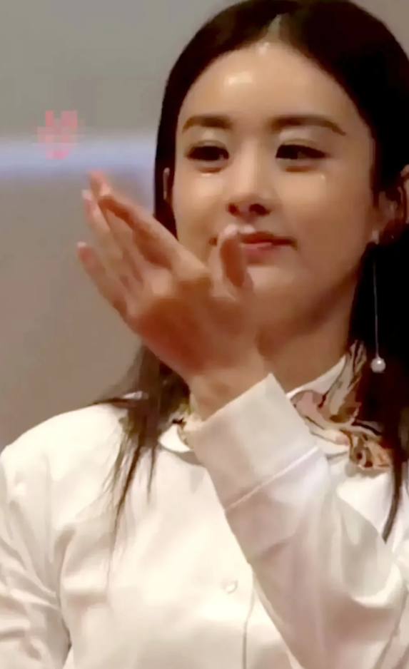 赵丽颖|赵丽颖离婚后参加活动，面对台下热情的粉丝，感动地流下了眼泪