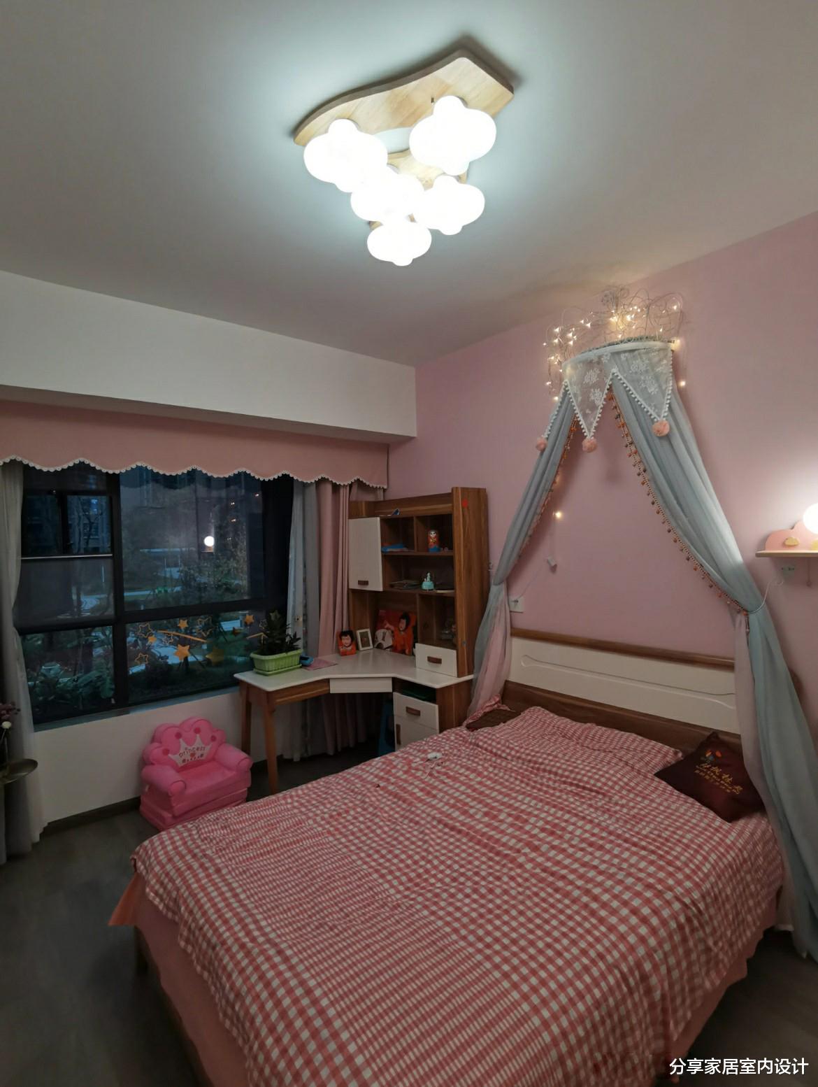 她家买二楼新房赠送80平露天超大阳台，真的是赚大了，让人羡慕！