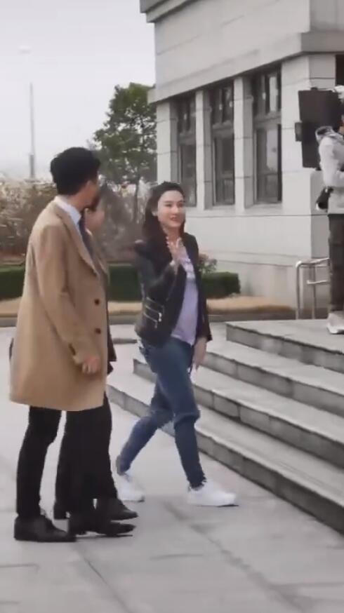 张柏芝|张柏芝现身学校录节目，双手紧托凸起腹部，胯部变大身材发福走样