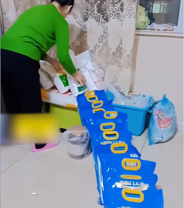 冷静点!女子囤物资,将储备的物品逐一摆放排成长龙:够开超市了