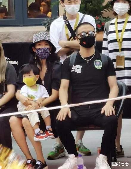章子怡|章子怡一家五口出游！全程抱儿子不舍撒手，继女照看醒醒似小保姆
