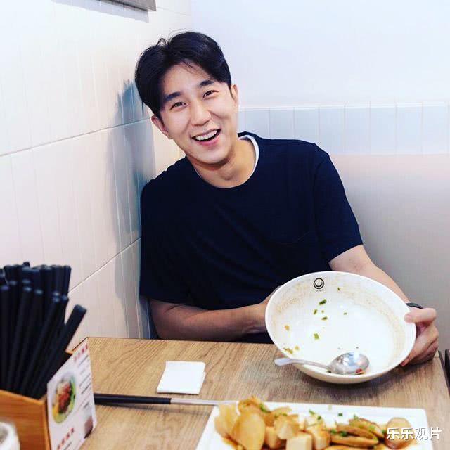 成龙|成龙儿子开800万豪车现身，离开娱乐圈的他变帅变胖了不少