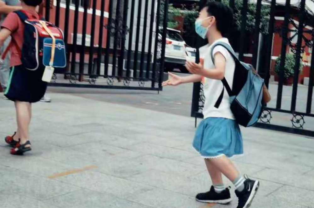 兜妈爱叨叨|男孩“穿裙子”上学惹争议,同学嘲笑老师怒斥,家长:没理由拒绝