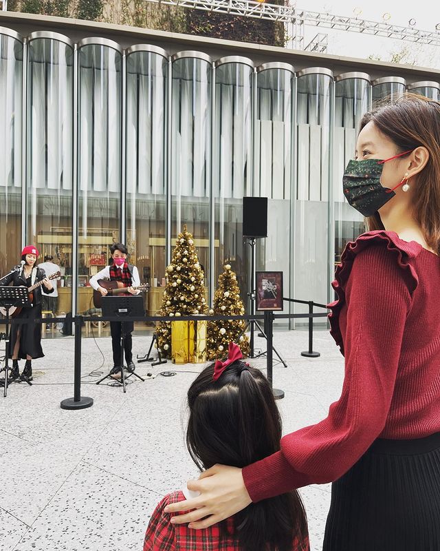 东京奥运会|章泽天和5岁女儿穿亲子装亮相！木耳边上衣配半裙太美，女儿好萌