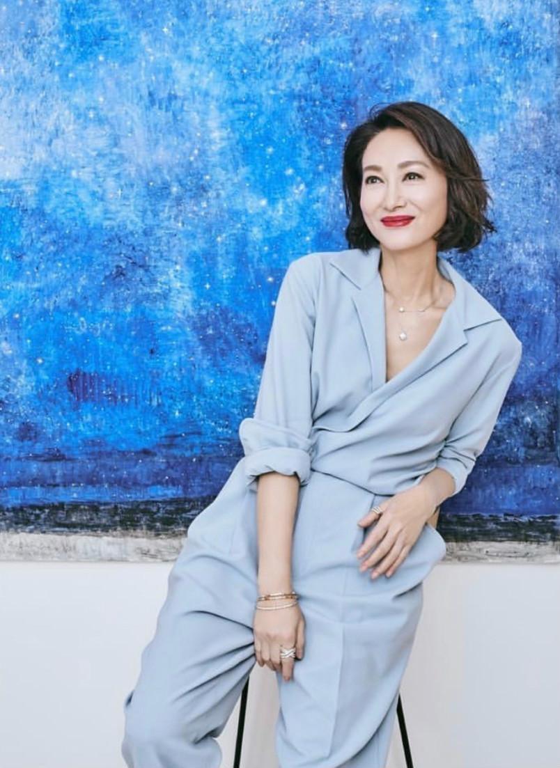 何有强|惠英红也学年轻人“赶时髦”，绿T恤配半身裙清爽减龄，温柔舒适