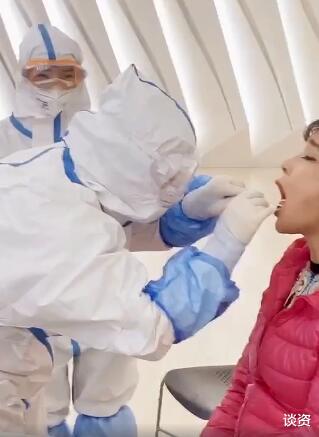 刘晓庆|65岁刘晓庆做核酸检测表情痛苦，吓得全程闭眼，坐姿佝偻像个老太太