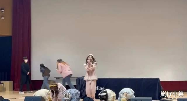 王怡人|韩国组合的中国成员不接受当地跪拜礼仪，独自站立，无数网友称赞！