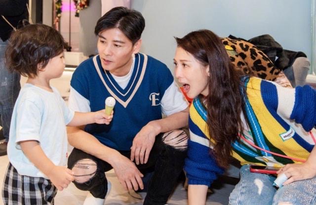 张晋|张晋晒照庆祝儿子2岁生日,儿子一头卷发超可爱,俩女儿漂亮乖巧