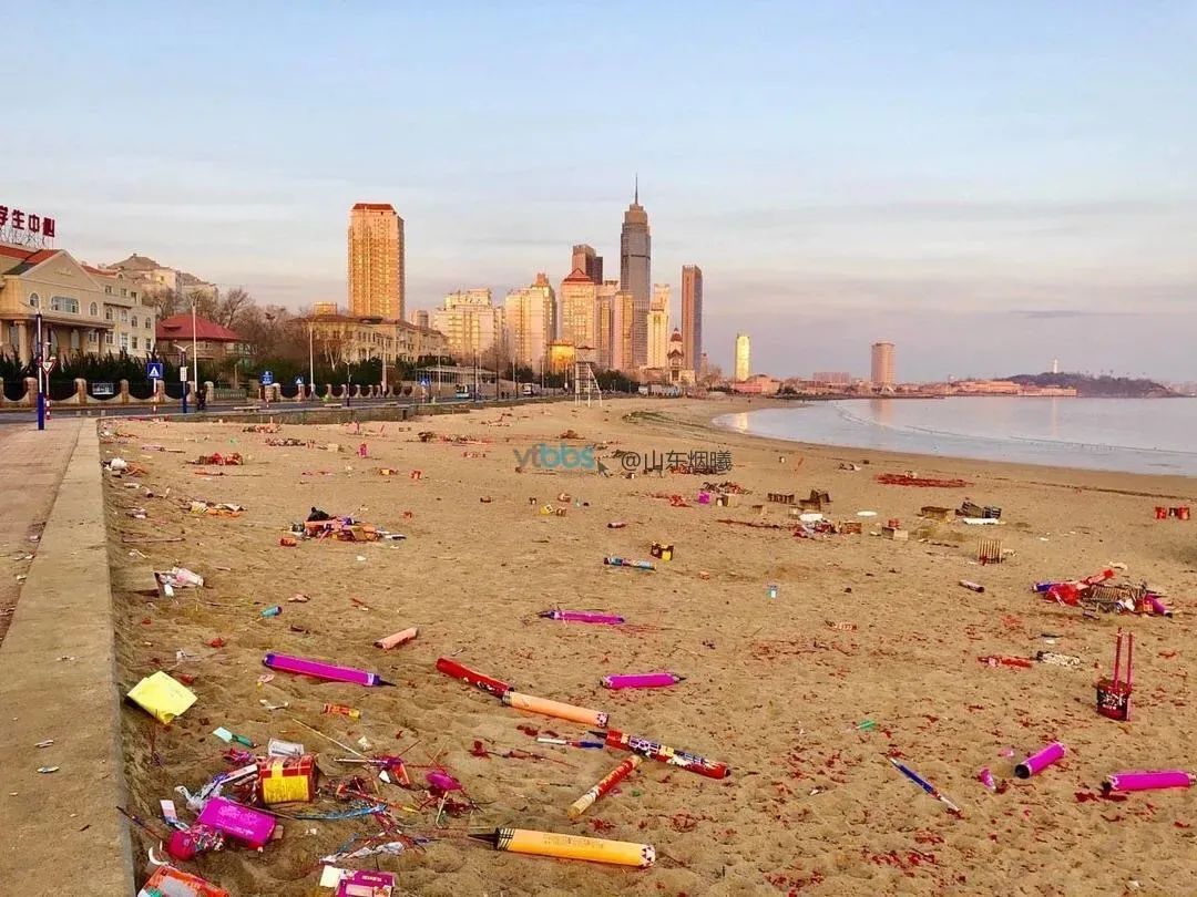 文化关注 网友爆料!烟台这处海边水里漂浮物多,海水有污染!