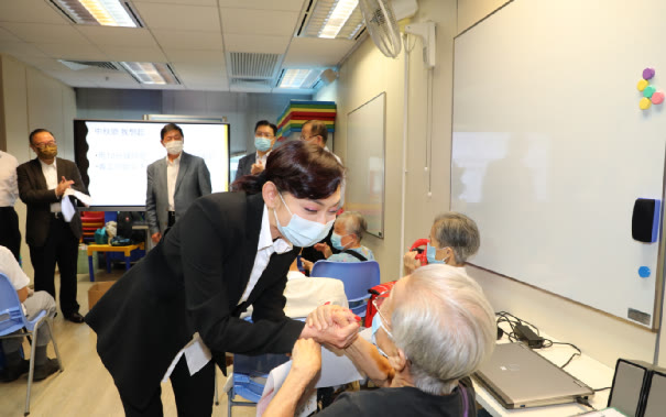 邝美云|她曾比王菲还火,上过3次春晚,一共捐了54所学校!